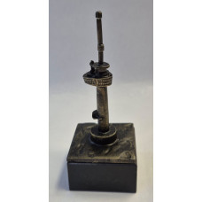 Euromast verbronsd op marmer voet