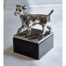 Jack Russel zilvertin klein op marmer voet