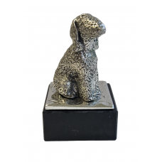 Bedlington terrier klein zilvertin op marmer voet