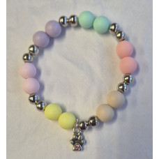 Armband pastelkleuren, zilverkleurig met pootje bedel Rose steen