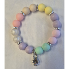Armband pastelkleuren, zilverkleurig met pootje bedel parelmoer 