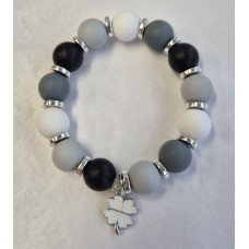 Grijs/zwart/wit met zilverkleurig met klaver bedel armband