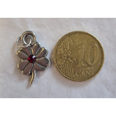 Klavertje vier met rode Swarovski steen